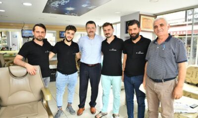 Genç ile esnafın fındık sohbeti