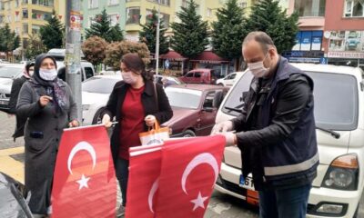Büyükşehir Türk Bayrağı Dağıttı