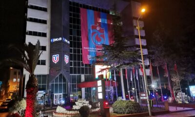 İş insanlarının Merkezi, bordo-maviye büründü…