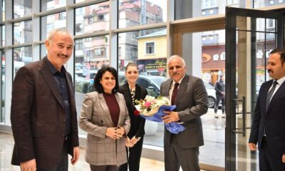 25 Gün Sonra Deprem Bölgesinden Dönen Başkan Zorluoğlu Çiçeklerle Karşılandı